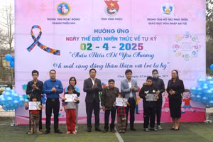 Ban tổ chức trao quà cho trẻ tự kỷ có hoàn cảnh khó khăn.