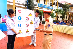 Học sinh tại Phú Thọ được tuyên truyền, giáo dục pháp luật về TTATGT.