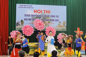Phần thi chào hỏi của đội thi huyện Bắc Quang.