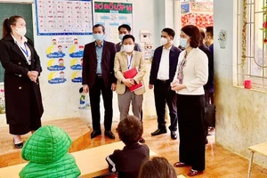 Đoàn công tác kiểm tra việc phòng, chống dịch bệnh sởi tại Trường TH&THCS Hang Kia B, xã Pà Cò.