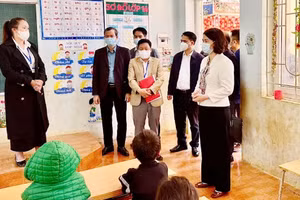 Đoàn công tác kiểm tra việc phòng, chống dịch bệnh sởi tại Trường TH&THCS Hang Kia B, xã Pà Cò.