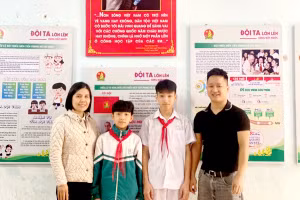 Anh Bùi Việt Đức (ngoài cùng bên phải) cảm ơn cô giáo chủ nhiệm và hai em học sinh đã nhặt được tiền, trả người đánh mất. Ảnh: Hải Đăng