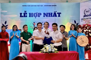 Đại diện hai đơn vị kí kết biên bản hợp nhất.