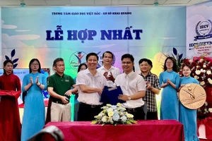 Đại diện hai đơn vị kí kết biên bản hợp nhất.