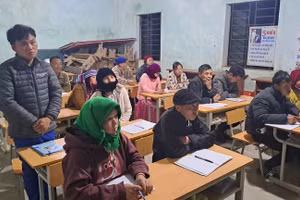 Lớp học xóa mù chữ tại xã Sà Phìn, tỉnh Tuyên Quang.