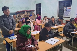 Lớp học xóa mù chữ tại xã Sà Phìn, tỉnh Tuyên Quang.