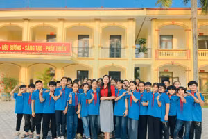 Hơn 20 năm qua, cô giáo Nguyễn Thị Ngọc đã nỗ lực “truyền lửa” đam mê môn Lịch sử cho các thế hệ học trò 