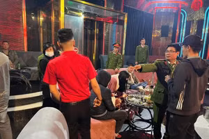 Lực lượng chức năng tại thời điểm kiểm tra quán Lounge Monaco.