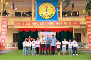 Hoạt động khen thưởng học sinh nhân dịp bế giảng năm học.