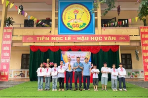 Hoạt động khen thưởng học sinh nhân dịp bế giảng năm học.