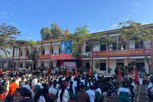 Học sinh Trường PTDTBT THCS Thu Ngạc được học tập trong ngôi trường khang trang.