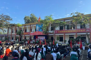 Học sinh Trường PTDTBT THCS Thu Ngạc được học tập trong ngôi trường khang trang.