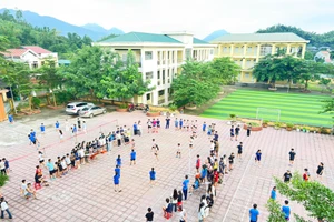 Trường DTNT THCS và THPT Đà Bắc, xã Đà Bắc, tỉnh Phú Thọ được đầu tư đảm bảo hoạt động giáo dục, nội trú.