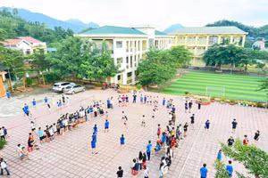 Trường DTNT THCS và THPT Đà Bắc, xã Đà Bắc, tỉnh Phú Thọ được đầu tư đảm bảo hoạt động giáo dục, nội trú.