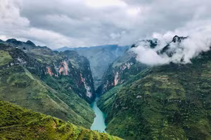 Cảnh đẹp sông Nho Quế (Hà Giang) nhìn từ đèo Mã Pì Lèng.