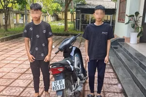 2 thanh niên cùng chiếc xe máy vi phạm TTATGT.