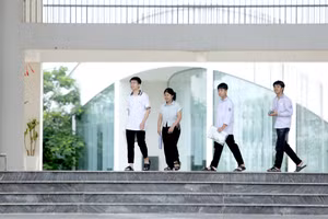 Thí sinh kết thúc bài thi tại Hội đồng thi Trường THPT Chuyên Vĩnh Phúc.