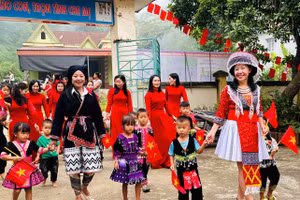 Cô và trò Trường Mầm non Thu Cúc (Phú Thọ) trong Ngày hội đến trường.