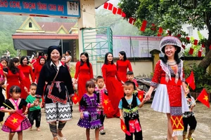 Cô và trò Trường Mầm non Thu Cúc (Phú Thọ) trong Ngày hội đến trường.