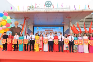 Lãnh đạo Sở GD&ĐT Phú Thọ và lãnh đạo phường Vĩnh Phúc trao cờ lưu niệm cho các đơn vị tham gia Hội khỏe Phù Đổng.