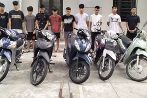 Nhóm thanh niên tại cơ quan công an.