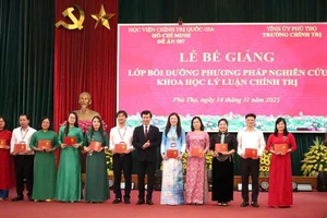 PSG, TS Hoàng Phúc Lâm trao chứng chỉ có các học viên Lớp bồi dưỡng phương pháp nghiên cứu khoa học lý luận chính trị.