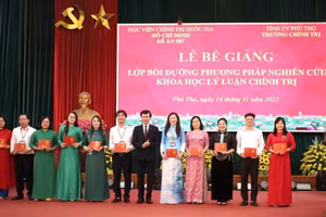 PSG, TS Hoàng Phúc Lâm trao chứng chỉ có các học viên Lớp bồi dưỡng phương pháp nghiên cứu khoa học lý luận chính trị.