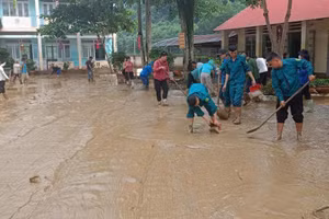 Lực lượng hỗ trợ nhà trường dọn dẹp sau khi nước rút.