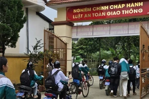 Việc gắn biển tên xe đạp điện giúp nâng cao ý thức chấp hành Luật Giao thông của học sinh.