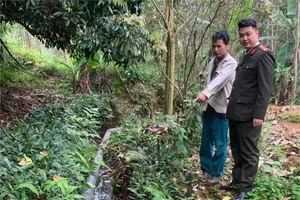 Công an kiểm tra khu vực ô nhiễm môi trường do nước thải từ cơ sở chăn nuôi lợn chảy ra. Ảnh: Công an xã Đoan Hùng