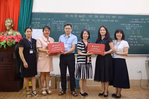 Đại diện Trường ĐH Ngoại thương trao tặng bút chì tại điểm thi Trường THPT Trần Phú (Vĩnh Yên).