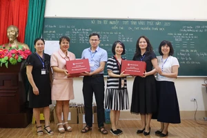 Đại diện Trường ĐH Ngoại thương trao tặng bút chì tại điểm thi Trường THPT Trần Phú (Vĩnh Yên).