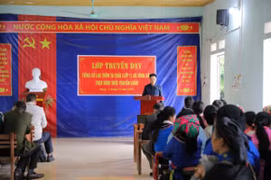 Hoàng Su Phì tổ chức lớp truyền dạy tiếng dân tộc Cờ Lao tại xã Túng Sán. Ảnh: Đức Long