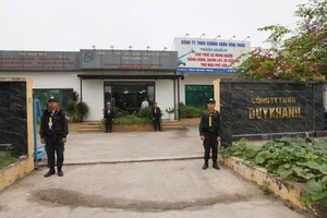 Lực lượng chức năng khám xét tại Công ty TNHH Duy Khanh.