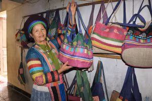 Bà Vàng Thị Mai giới thiệu sản phẩm lanh tại HTX Vải lanh Lùng Tám. Ảnh: Lê Hải