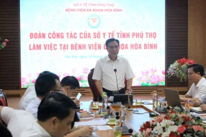 Giám đốc Sở Y tế Phú Thọ phát biểu chỉ đạo tại buổi làm việc.