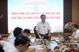 Giám đốc Sở Y tế Phú Thọ phát biểu chỉ đạo tại buổi làm việc.