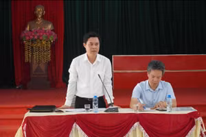 Ông Hà Văn Quyết (đứng) được bổ nhiệm giữ chức Bí thư huyện Vĩnh Tường.