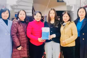 Hội Liên hiệp Phụ nữ tỉnh Tuyên Quang tặng quà em Nguyễn Thị Phương Linh.