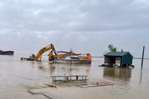 Nước dâng nhanh, nhiều tài sản của người dân không kịp di dời.