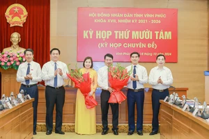 Lãnh đạo tỉnh tặng hoa chúc mừng 2 tân Phó Chủ tịch UBND tỉnh Vĩnh Phúc.