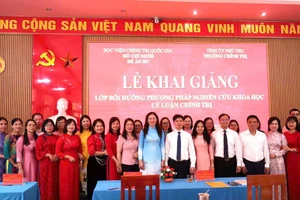 Lãnh đạo Trường Chính trị tỉnh Phú Thọ cùng các giảng viên tại Lễ khai giảng lớp bồi dưỡng phương pháp nghiên cứu khoa học lý luận chính trị.