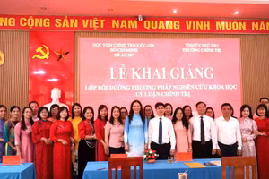 Lãnh đạo Trường Chính trị tỉnh Phú Thọ cùng các giảng viên tại Lễ khai giảng lớp bồi dưỡng phương pháp nghiên cứu khoa học lý luận chính trị.