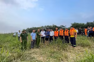 Ông Trương Hữu Khoa được trao thưởng nhằm động viên tinh thần cứu người. (Ảnh: CAPT)