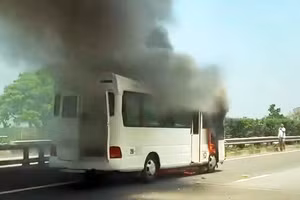 Hiện trường vụ cháy xe tang trên cao tốc Nội Bài - Lào Cai.