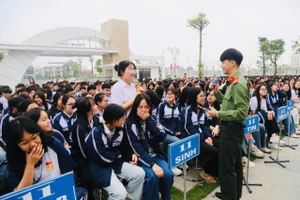 Học sinh Trường THPT Chuyên Hùng Vương tích cực tham gia thảo luận kiến thức về an ninh mạng.