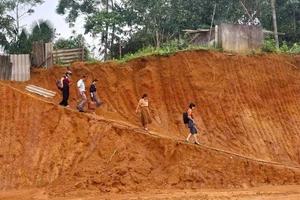 Giáo viên Trường Tiểu học Đại An (Phú Thọ) trên đường triển khai công tác điều tra, thống kê phổ cập giáo dục năm 2025. Ảnh: Trường Tiểu học Đại An 