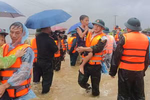 Vĩnh Phúc “chạy đua với lũ” để di dời dân đến nơi an toàn. (Ảnh: Đức Hiền)