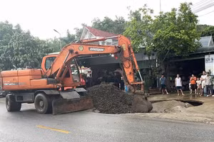 Máy móc, phương tiện đã được đơn vị liên quan huy động để khắc phục xong sự cố hố sụt lún.