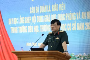 Thiếu tướng Trần Ngọc Thanh - Vụ trưởng Vụ Giáo dục quốc phòng và an ninh, Bộ GD&ĐT phát biểu tại buổi tập huấn.